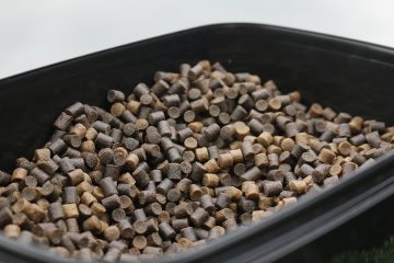 vissen met pellets op karper